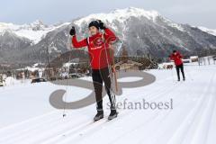 1. Bundesliga - Fußball - FC Ingolstadt 04 - Winterpause Training - Langlauf in Seefeld - erste Versuche Australier Mathew Leckie (7, FCI)