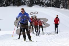 1. Bundesliga - Fußball - FC Ingolstadt 04 - Winterpause Training - Langlauf in Seefeld - geübter Fahrer vorneweg Cheftrainer Ralph Hasenhüttl (FCI)