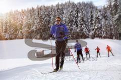 1. Bundesliga - Fußball - FC Ingolstadt 04 - Winterpause Training - Langlauf in Seefeld - geübter Fahrer vorneweg Cheftrainer Ralph Hasenhüttl (FCI)