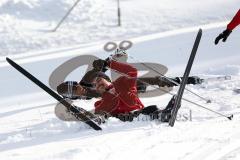 1. Bundesliga - Fußball - FC Ingolstadt 04 - Winterpause Training - Langlauf in Seefeld - Danilo Soares Teodoro (15, FCI) und Elias Kachunga (25, FCI) stürzen im Schnee