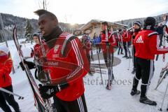 1. Bundesliga - Fußball - FC Ingolstadt 04 - Winterpause Training - Langlauf in Seefeld - Einweisung durch Skilehrer - vorne Danny da Costa (21, FCI)