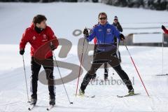 1. Bundesliga - Fußball - FC Ingolstadt 04 - Winterpause Training - Langlauf in Seefeld - Viel Spaß dabei links Romain Brégerie (18, FCI) und rechts Cheftrainer Ralph Hasenhüttl (FCI)