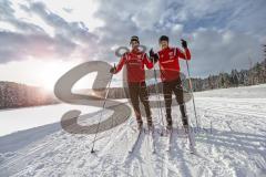 1. Bundesliga - Fußball - FC Ingolstadt 04 - Winterpause Training - Langlauf in Seefeld - Österreicher Lukas Hinterseer (16, FCI) erklärt dem Australier Mathew Leckie (7, FCI)