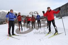 1. Bundesliga - Fußball - FC Ingolstadt 04 - Winterpause Training - Langlauf in Seefeld - Skilehrer erklärt, Cheftrainer Ralph Hasenhüttl (FCI) Tomas Pekhart (11, FCI) Tobias Levels (28, FCI) Thomas Pledl (30, FCI) Torwarttrainer Martin Scharfer (FCI)