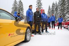 1. Bundesliga - Fußball - FC Ingolstadt 04 - Winterpause - Besuch bei Audi driving experience in Seefeld/Österreich -  Cheftrainer Ralph Hasenhüttl (FCI) und Co-Trainer Michael Henke (FCI) hören dem Fahrtrainer zu