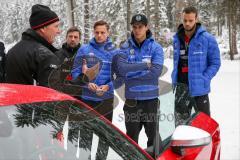 1. Bundesliga - Fußball - FC Ingolstadt 04 - Winterpause - Besuch bei Audi driving experience in Seefeld/Österreich -  Fahrtrainer gibt Anweisungen Robert Bauer (23, FCI) Alfredo Morales (6, FCI) Torwart Christian Ortag (39, FCI)