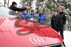 1. Bundesliga - Fußball - FC Ingolstadt 04 - Winterpause - Besuch bei Audi driving experience in Seefeld/Österreich -  Fahrtrainer gibt Anweisungen Robert Bauer (23, FCI) Alfredo Morales (6, FCI) Torwart Christian Ortag (39, FCI) Cheftrainer Ralph Hasenhü