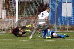 FC Ingolstadt - A - Junioren - 1.FC Saarbrücken - Schröder Dominik rot FC Ingolstadt mit der Chance zum 1:0 - Müller Alexander Torwart Saarbrücken - Hall Tim #5 weiß Saarbrücken - Foto: Jürgen Meyer