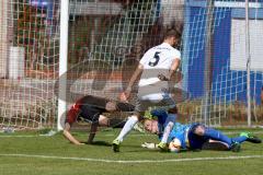 FC Ingolstadt - A - Junioren - 1.FC Saarbrücken - Schröder Dominik rot FC Ingolstadt mit der Chance zum 1:0 - Müller Alexander Torwart Saarbrücken - Hall Tim #5 weiß Saarbrücken - Foto: Jürgen Meyer