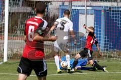 FC Ingolstadt - A - Junioren - 1.FC Saarbrücken - Schröder Dominik rot FC Ingolstadt mit der Chance zum 1:0 - Müller Alexander Torwart Saarbrücken - Hall Tim #5 weiß Saarbrücken - Foto: Jürgen Meyer