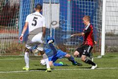 FC Ingolstadt - A - Junioren - 1.FC Saarbrücken - Schröder Dominik rot FC Ingolstadt mit der Chance zum 1:0 - Müller Alexander Torwart Saarbrücken - Hall Tim #5 weiß Saarbrücken - Foto: Jürgen Meyer