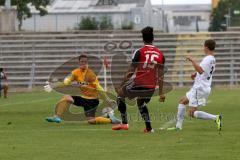 FC Ingolstadt - A-Junioren Bundesliga - Saison 2015/2016 - FC Ingolstadt 04- SC Freiburg - Scintu Yomi rot Ingolstadt schießt den 1:1 Ausgleichstreffer - Frommann Constantin Torwart Freiburg - Foto: Jürgen Meyer