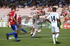 DFB-Pokal - 1. Runde - Fußball - FC Ingolstadt 04 - SpVgg Unterhaching - Moritz Hartmann (9, FCI) zieht ab, drüber