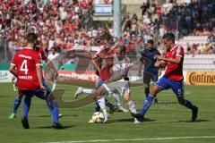 DFB-Pokal - 1. Runde - Fußball - FC Ingolstadt 04 - SpVgg Unterhaching - Moritz Hartmann (9, FCI) in der Mitte Kampf um den Ball