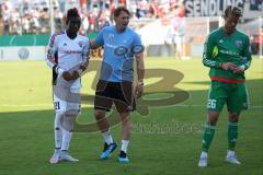 DFB-Pokal - 1. Runde - Fußball - FC Ingolstadt 04 - SpVgg Unterhaching - Spiel ist aus, Unterhaching siegt mit 2:1, Ingolstadt scheidet aus, Cheftrainer Ralph Hasenhüttl (FCI) tröstet Danny da Costa (21, FCI)