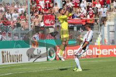 DFB-Pokal - 1. Runde - Fußball - FC Ingolstadt 04 - SpVgg Unterhaching - Torwart Stefan Marinovic schneller als Tomas Pekhart (11, FCI)