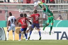 DFB-Pokal - 1. Runde - Fußball - FC Ingolstadt 04 - SpVgg Unterhaching - Torwart Örjan Haskjard Nyland (26, FCI) kann den Ball fangen