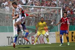 DFB-Pokal - 1. Runde - Fußball - FC Ingolstadt 04 - SpVgg Unterhaching - links oben Markus Suttner (29, FCI), Torwart Stefan Marinovic auf der Hut