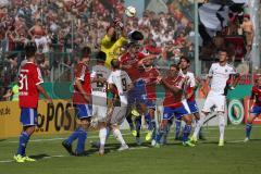 DFB-Pokal - 1. Runde - Fußball - FC Ingolstadt 04 - SpVgg Unterhaching - Torwart Stefan Marinovic boxt den Ball vor Benjamin Hübner (5, FCI) weg