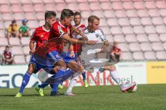 DFB-Pokal - 1. Runde - Fußball - FC Ingolstadt 04 - SpVgg Unterhaching - rechts Moritz Hartmann (9, FCI) gegen Kiomourtzoglou (UHG)