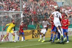 DFB-Pokal - 1. Runde - Fußball - FC Ingolstadt 04 - SpVgg Unterhaching - Torwart Stefan Marinovic , Kopfball Benjamin Hübner (5, FCI)