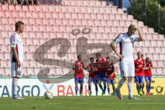 DFB-Pokal - 1. Runde - Fußball - FC Ingolstadt 04 - SpVgg Unterhaching - Tor zum 2:0 für Unterhaching, Lukas Hinterseer (16, FCI) und Moritz Hartmann (9, FCI) ratlos