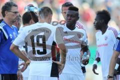 DFB-Pokal - 1. Runde - Fußball - FC Ingolstadt 04 - SpVgg Unterhaching - Trinkpause, Roger de Oliveira Bernardo (8, FCI) schüttet Wasser auf Max Christiansen (19, FCI)