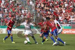 DFB-Pokal - 1. Runde - Fußball - FC Ingolstadt 04 - SpVgg Unterhaching - Max Christiansen (19, FCI) kämpft sich durch die Abwehr