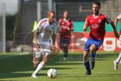 DFB-Pokal - 1. Runde - Fußball - FC Ingolstadt 04 - SpVgg Unterhaching - links Moritz Hartmann (9, FCI) rechts Alexander Winkler (UHG)