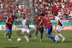 DFB-Pokal - 1. Runde - Fußball - FC Ingolstadt 04 - SpVgg Unterhaching - Max Christiansen (19, FCI) stürmt nach vorne, Abwehr attakiert