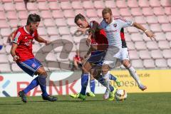 DFB-Pokal - 1. Runde - Fußball - FC Ingolstadt 04 - SpVgg Unterhaching - rechts Moritz Hartmann (9, FCI) gegen Kiomourtzoglou (UHG)