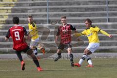 Regionalliga Bayern - FC Ingolstadt 04 II - SpVgg Bayreuth - rechts Kristian Böhnlein rettet den Ball vor