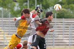 Regionalliga Bayern - FC Ingolstadt 04 II - FC Augsburg II -  Eckball rechts Stefan Müller (10) kommt nicht an den Ball Torwart Augsburg Yannik Öttl boxt ihn weg, mitte Augsburg 14 Max Reinthaler