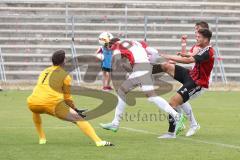 Regionalliga Bayern - FC Ingolstadt 04 II - FC Augsburg II -  rechts rot Sammy Ammari (9) kommt nicht durch, links Torwart Augsburg Yannik Öttl