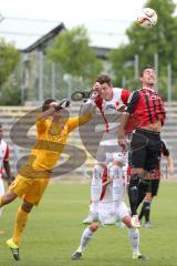 Regionalliga Bayern - FC Ingolstadt 04 II - FC Augsburg II -  Eckball rechts Stefan Müller (10) kommt nicht an den Ball Torwart Augsburg Yannik Öttl boxt ihn weg, mitte Augsburg 14 Max Reinthaler