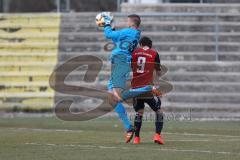 Regionalliga Bayern - FC Ingolstadt 04 II - SpVgg Bayreuth - Torwart Erik Arkenberg (SpVgg) kommt Sammy Ammari (9)  zuvor