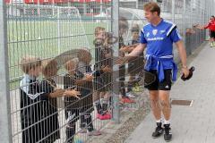 FC Ingolstadt 04 - Schanzer Fußballschule im AUDI Sportpark - Ralph Hasenhüttl (Trainer FC Ingolstadt 04) beim Abklatschen - Foto: Jürgen Meyer