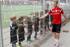 FC Ingolstadt 04 - Schanzer Fußballschule im AUDI Sportpark - Moritz Hartmann (#9 FC Ingolstadt 04) beim Abklatschen - Foto: Jürgen Meyer