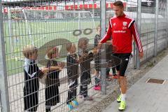 FC Ingolstadt 04 - Schanzer Fußballschule im AUDI Sportpark - Tomas Pekhart (#11 FC Ingolstadt 04) beim Abklatschen - Foto: Jürgen Meyer