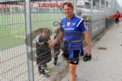 FC Ingolstadt 04 - Schanzer Fußballschule im AUDI Sportpark - Ralph Hasenhüttl (Trainer FC Ingolstadt 04) beim Abklatschen - Foto: Jürgen Meyer