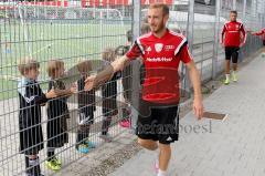 FC Ingolstadt 04 - Schanzer Fußballschule im AUDI Sportpark - Moritz Hartmann (#9 FC Ingolstadt 04) beim Abklatschen - Foto: Jürgen Meyer