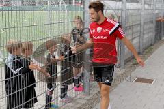 FC Ingolstadt 04 - Schanzer Fußballschule im AUDI Sportpark - Mathew Leckie (#7 FC Ingolstadt 04) beim Abklatschen - Foto: Jürgen Meyer