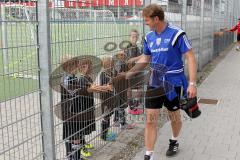 FC Ingolstadt 04 - Schanzer Fußballschule im AUDI Sportpark - Ralph Hasenhüttl (Trainer FC Ingolstadt 04) beim Abklatschen - Foto: Jürgen Meyer