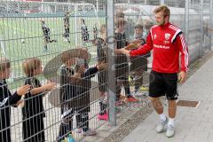 FC Ingolstadt 04 - Schanzer Fußballschule im AUDI Sportpark - Konstantin Engel (#20 FC Ingolstadt 04) beim Abklatschen - Foto: Jürgen Meyer