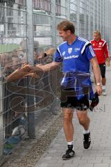 FC Ingolstadt 04 - Schanzer Fußballschule im AUDI Sportpark - Ralph Hasenhüttl (Trainer FC Ingolstadt 04) beim Abklatschen - Foto: Jürgen Meyer