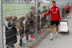 FC Ingolstadt 04 - Schanzer Fußballschule im AUDI Sportpark - Max Christiansen (#19 FC Ingolstadt 04) beim Abklatschen - Foto: Jürgen Meyer