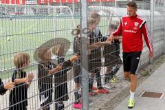 FC Ingolstadt 04 - Schanzer Fußballschule im AUDI Sportpark - Tomas Pekhart (#11 FC Ingolstadt 04) beim Abklatschen - Foto: Jürgen Meyer