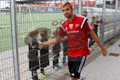 FC Ingolstadt 04 - Schanzer Fußballschule im AUDI Sportpark - Lukas Hinterseer (#16 FC Ingolstadt 04) beim Abklatschen -  Foto: Jürgen Meyer