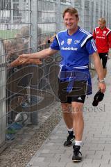 FC Ingolstadt 04 - Schanzer Fußballschule im AUDI Sportpark - Ralph Hasenhüttl (Trainer FC Ingolstadt 04) beim Abklatschen - Foto: Jürgen Meyer