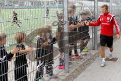 FC Ingolstadt 04 - Schanzer Fußballschule im AUDI Sportpark - Konstantin Engel (#20 FC Ingolstadt 04) beim Abklatschen - Foto: Jürgen Meyer